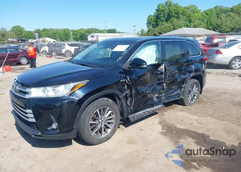 2018 Toyota Highlander Xle z USA, uszkodzony, nr VIN 5TDJZRFH8JS489581